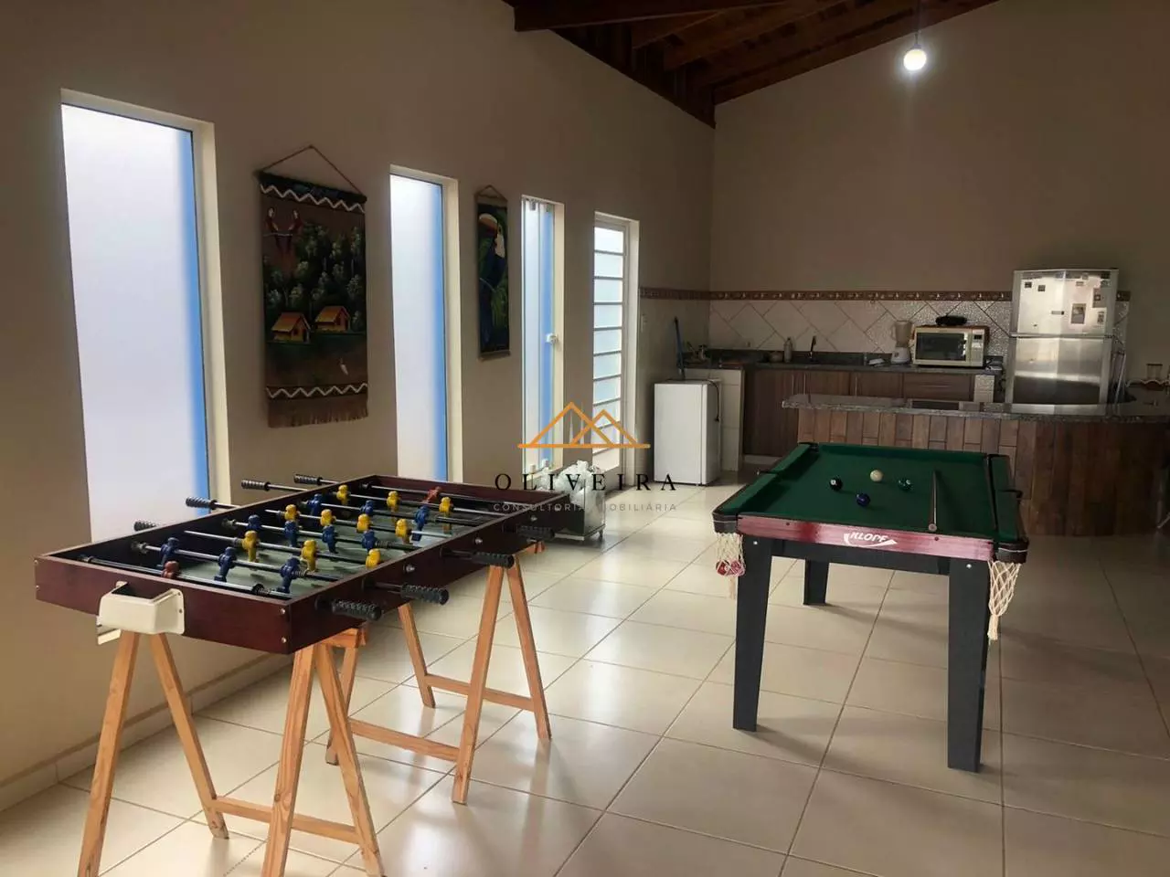 Salão de jogos com bilhar e pebolim